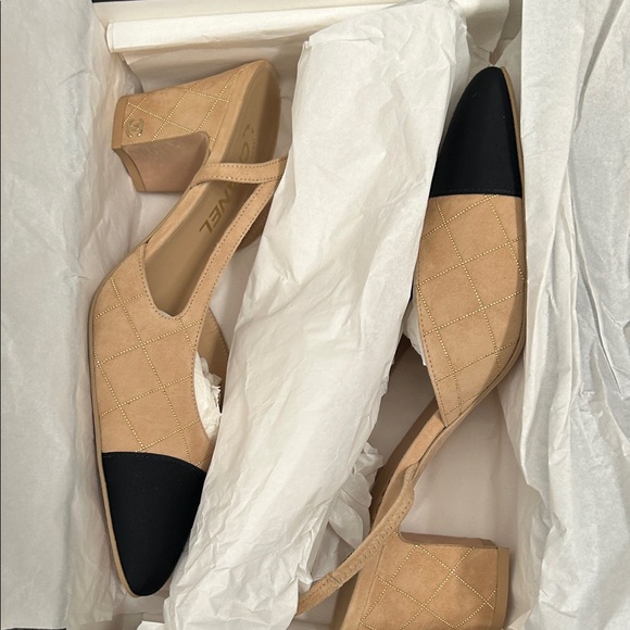 NEW CHANEL Goatskin & Grosgrain Slingback. Two-Tone Beige and Black.